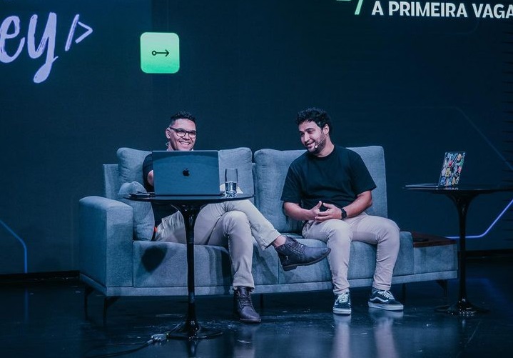 Rodrigo e Mayk apresentando o evento Jornada do Zero à Primeira Vaga.